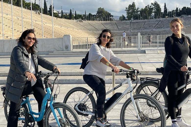 Grupo pedalando por Atenas