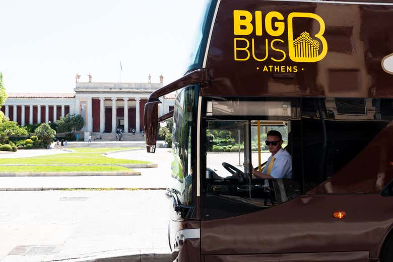 Ônibus com o Museu Arqueológico Nacional de Atenas ao fundo